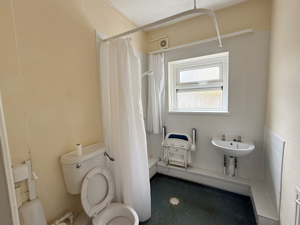 Lot: 115 - FLAT IN NEED OF IMPROVEMENT - Shower Room in Ground Floor Flat in Need of Improvement